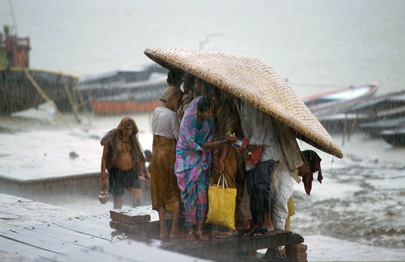 גשם שוטף על גדת הגנגס, הודו, צילום משה שי, כל הזכויות שמורות