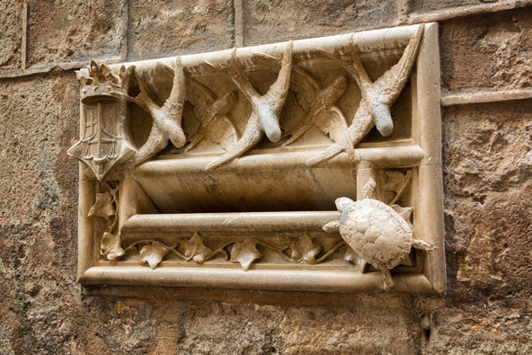 תיבת דואר מעוטרת בקישוטי אבן בסגנון אר נובו בקאסה דה ארדיאקה