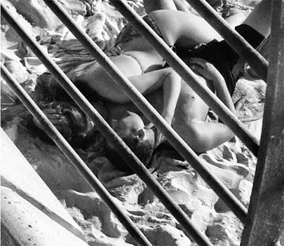 זוג מתעלס בחוף תל אביבי, צילום: עמי בן בסט