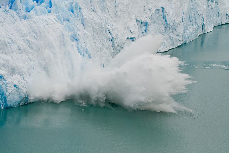 גוש קרח נופל מקרחון פריטו מורנו ומתרסק למים | צילום: Calyponte, GFDL