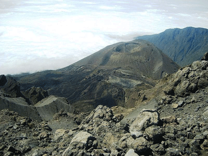 מכתש וולקני בפסגת מרו, הר געש בצפון טנזניה, סמוך לארושה