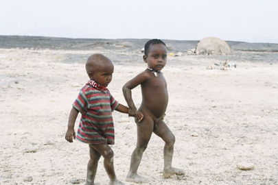 ילדים אפארים מתרוצצים במדבר דנקיל הצחיח
