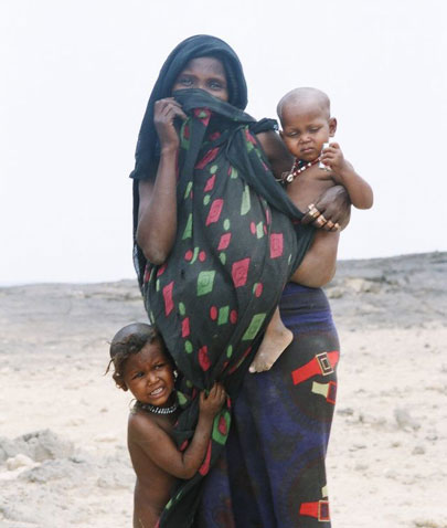 אישה אפארית עם ילדיה במדבר דנקיל, צפון אתיופיה