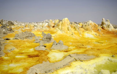 נביעות מים רותחים עשירים במינרלים במדבר דנקיל, צפון אתיופיה