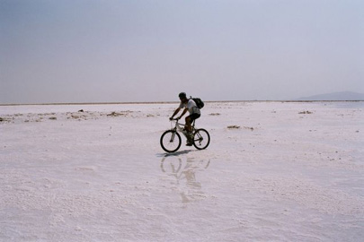 רכיבה באופניים על משטחי המלח של מדבר דנקיל, צפון אתיופיה