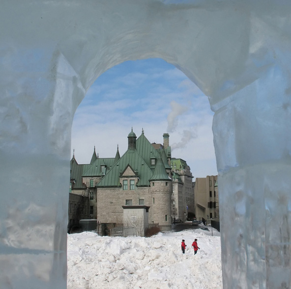הצצה מחלון של ארמון הקרח על הבניינים המרשימים של קוויבק