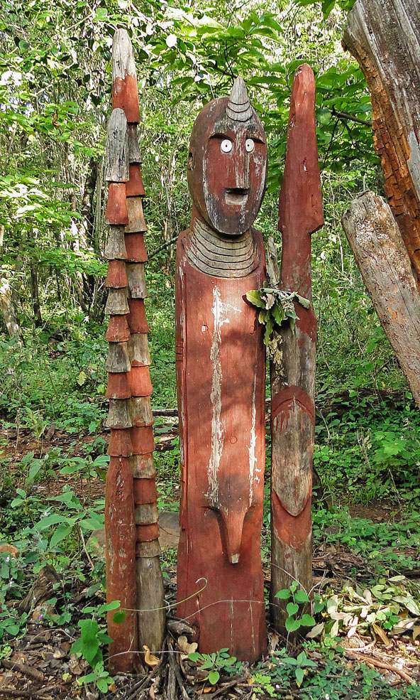 הקונסו משמרים את הקשר עם אבותיהם בעזרת פסלי עץ מגולפים | צילום: Bernard Gagnon, cc-by-sa 3.0