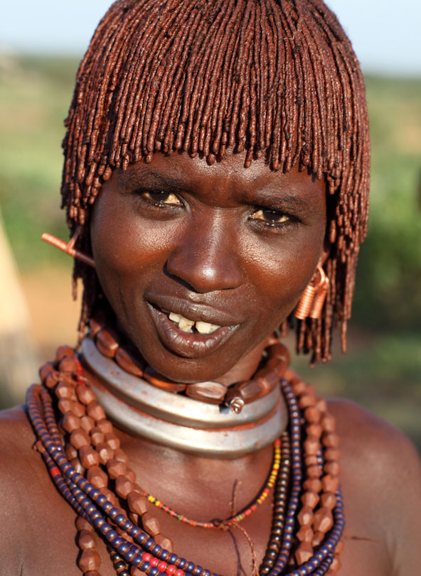 שיערן של נשות ההאמר מסודר ברסטות קצרות וצפופות הגזורות בצורת קסדה | צילום: Dietmar Temps / Shutterstock