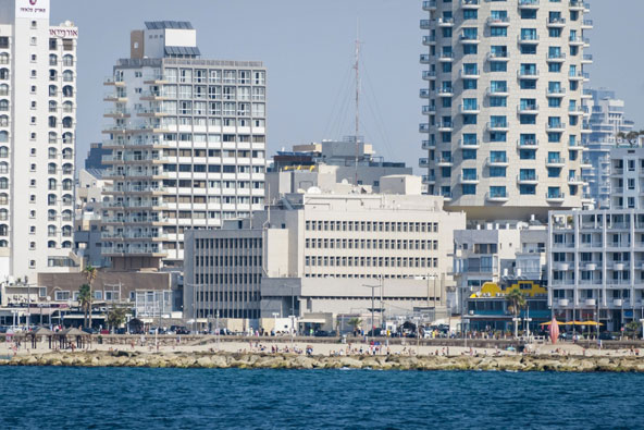  מבט מהים אל עבר השגרירות האמריקאית בתל אביב, המקום בו נערך הראיון לקבלת הוויזה