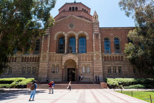 
ספריית פאוול באוניברסיטת UCLA בלוס אנג'לס. סטודנטים הרוצים ללמוד בארהב צריכים אישור ממוסד הלימודים 