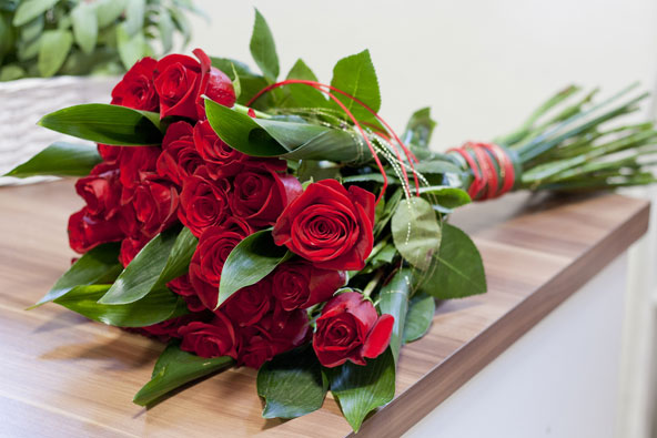 אם אתם קונים זר פרחים למארחים בחו"ל, אל תביאו ורדים אדומים, הנתפסים כמחווה רומנטית