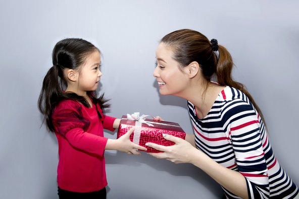 ביפן ובמדינות אסייתיות נוספות נהוג לתת ולקבל את המתנה בשתי ידיים, אפילו בקרב בני משפחה