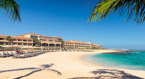 מלון Gran Hotel Atlantis Bahía Real ממוקם על רצועת חוף יפהפייה