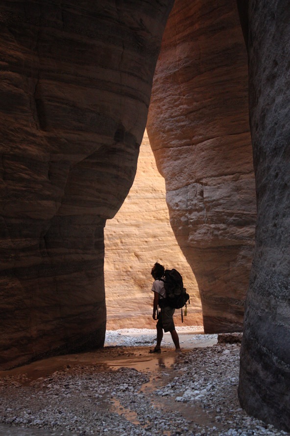 סיום מתוק בקניון המפורסם של ואדי חודירה, קניון אבן חול סגור הנשפך אל חופי ים המלח