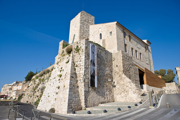 מוזיאון פיקאסו ממוקם במצודה מרשימה החולשת על הים 