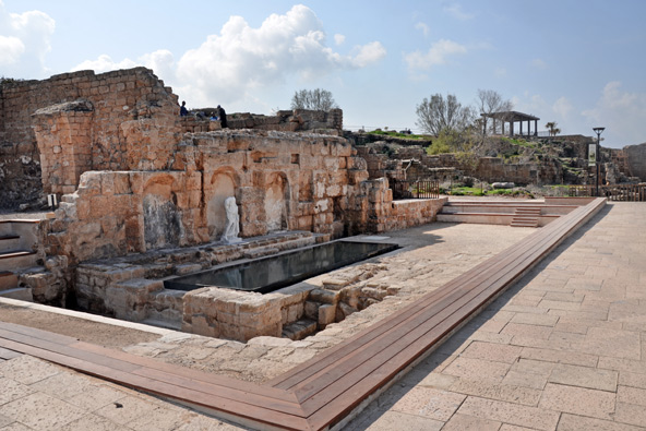 מזרקה ציבורית (נימפאון) מהתקופה הרומית