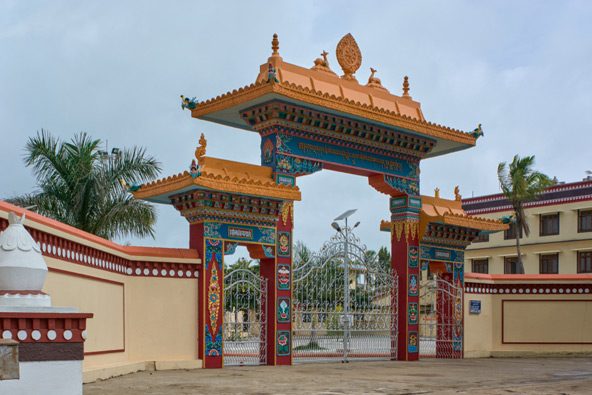שער הכניסה למנזר במונגוד 