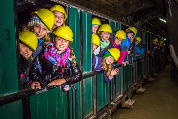 כמו כורים אמיתיים: רכבת תת קרקעית במכרה ארצברג | צילום: August Zoebl