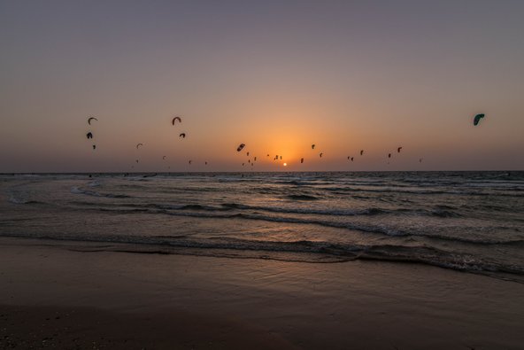 שקיעה בחוף בית ינאי. בעוד כמה שנים מבנים של חקלאות ימית עלולים להסתיר את הנוף הפתוח | צילום: שאטארסטוק