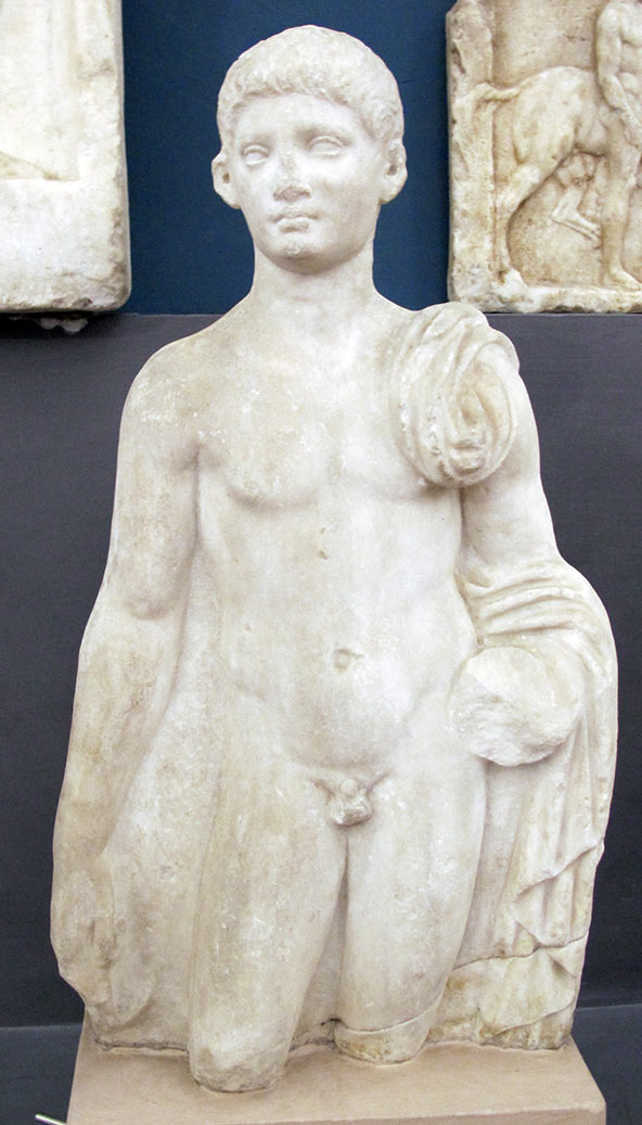 פסל יווני מהמאה הרביעית לפנה"ס במוזיאון הארכיאולוגי של בולוניה