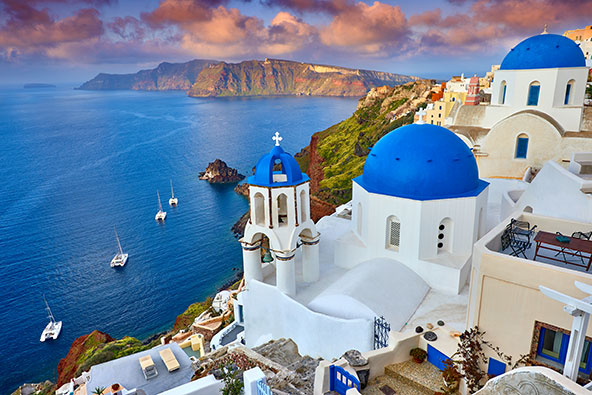 האי היווני סנטוריני. יוון, שכלכלתה מתבססת על תיירות, מקווה שההגבלות יוסרו עד תחילת יולי