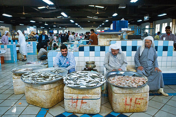 מוכרי דגים בשוק של מנאמה, בירת בחריין | צילום: Gimas / Shutterstock.com
